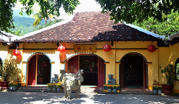 mieu-ba-phi-yen-con-dao-ivivu